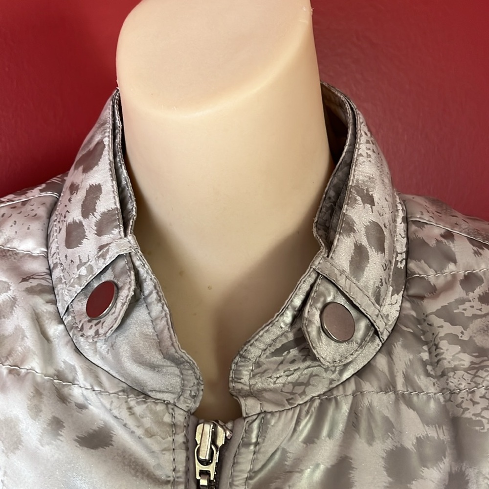 Like new Chico’s silver lightweight lined jacket - Picture 2 of 13